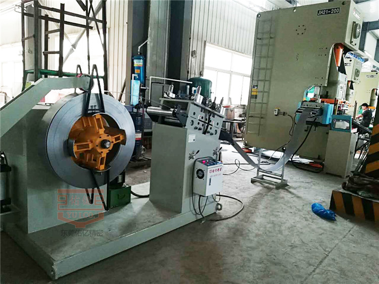 沈陽客戶厚板NC送料機二合一整平機配沖床自動化生產現(xiàn)場